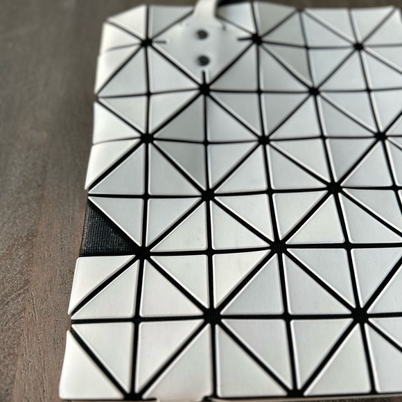 Rock Matte Finish Tote - White Matte
BAO BAO ISSEY MIYAKE - Picture 4 of 12